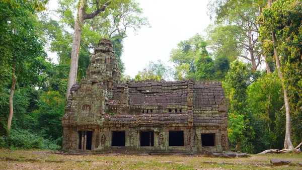 Preah Khan Tapınağı 'ndaki terk edilmiş taş taş mimarisi Angkor Wa