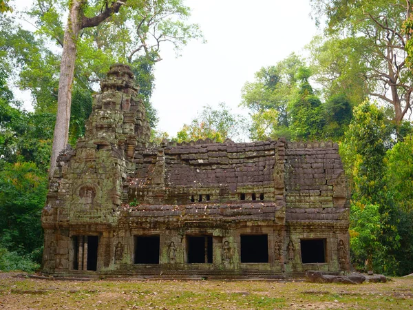 Opuszczona kamienna architektura skalna w świątyni Preah Khan Angkor Wa — Zdjęcie stockowe