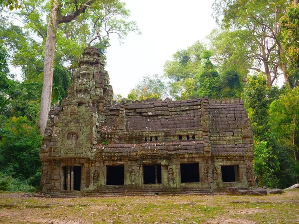 Opuszczona kamienna architektura skalna w świątyni Preah Khan Angkor Wa — Zdjęcie stockowe