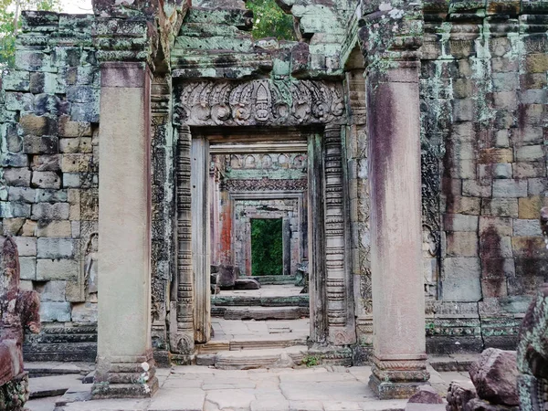 Angkor Wat tapınağındaki taş kapı çerçevesi yıkılmış.