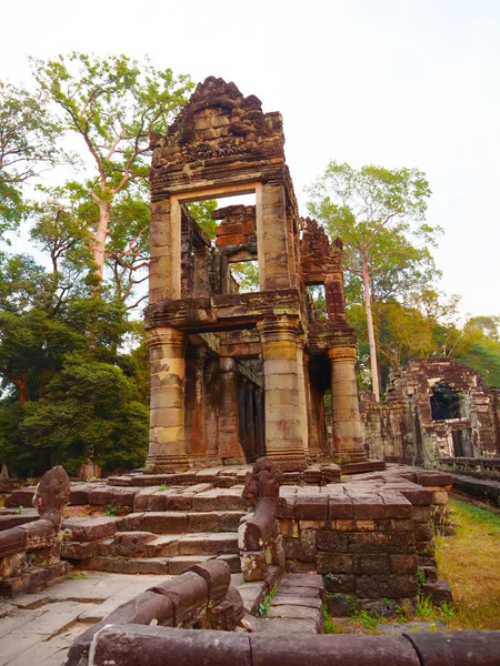 Vue paysage de l'architecture en pierre démolie à Preah Khan te — Photo