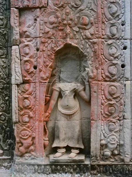 Piedra piedra demolida tallado arte en Preah Khan templo Angkor Wa — Foto de Stock