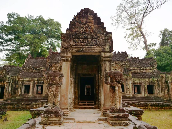 Landscape view of demolished stone architecture at Preah Khan te — Stock Photo, Image