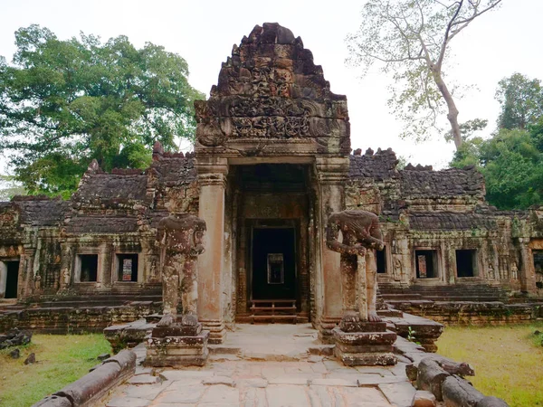 Widok krajobrazu zburzonej architektury kamiennej w Preah Khan te — Zdjęcie stockowe