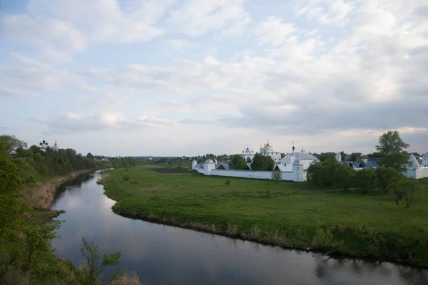 Suzdal Rusya'nın antik şehirdeki Pokrovsky Manastırı. Rusya'nın altın yüzük. Bahar