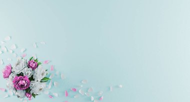 Şakayık buketi ve çiçek yaprakları açık mavi arka plan üst açı manzaralı. Sevgililer günü, doğum günü, anneler günü modeli. Çiçek buketli tebrik kartı. Düz yatıyordu. 3d oluşturma