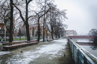 Tumski Adası yakınlarındaki Wroclaw 'da kışın gezinti ve nehir kıyısında. Wroclaw, Polonya 'da seyahat ve turizm.