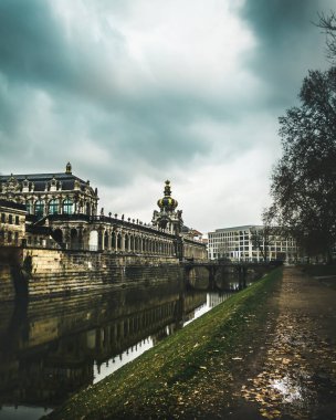 Dramatik gökyüzü ile Dresdner Zwinger. Dresden dönüm noktası. Dresden 'de seyahat ve turizm.