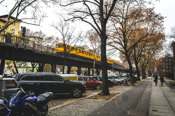 Rua Kreuzberg Berlim Carros Estrada Comboio Estação Árvores Kreuzberg Estação — Fotografia de Stock