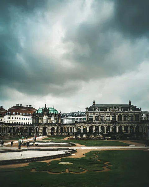 德累斯顿Zwinger与戏剧性的天空 德累斯顿地标德累斯顿的旅行和旅游 — 图库照片