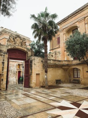 Malta 'daki Mdina' nın eski kasabasında. Mdina 'daki kraliyet sarayının avlusu. Malta konseptinde seyahat ve turizm. Mdina 'nın mimarisi.