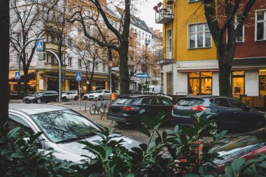 Sonbaharda Berlin 'de kafeler, restoranlar ve arabalarla dolu bir cadde. Sonbaharda Berlin. Kreuzberg.