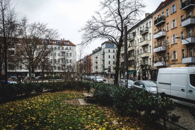 Sonbaharda Berlin 'de evler. Sonbaharda Berlin 'de bir mahalle. Friedrichshain.