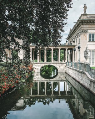 Sonbaharda Lazienki parkındaki köprü. Varşova 'daki Kraliyet Hamamları Parkı.
