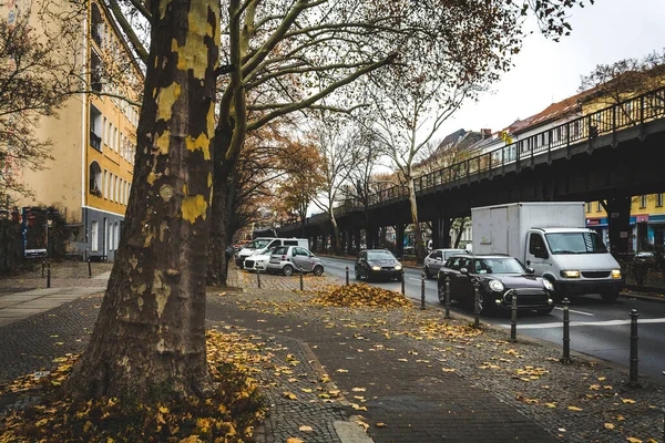 Rua Estrada Com Carros Trem Berlim Outono Rua Outono Berlim — Fotografia de Stock