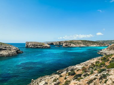 Adanın yakınında açık mavi suyu olan bir göl. Malta, COmino Adası 'nda doğa yaz deniz manzarası. Seyahat ve turizm Comino Adası