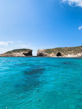 Adanın yakınında açık mavi suyu olan bir göl. Comino Adası, Malta 'da doğa yaz deniz manzarası. Seyahat ve tatil.