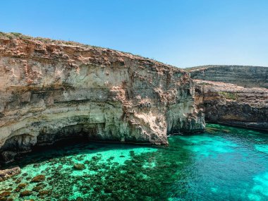 Adanın yakınında açık mavi suyu olan bir göl. Comino Adası, Malta 'da doğa yaz deniz manzarası. Seyahat ve turizm kavramı.