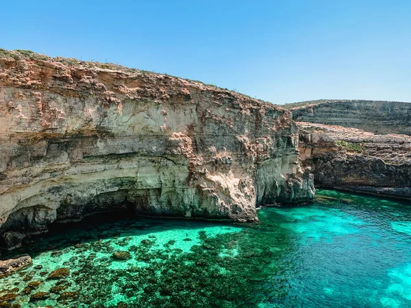 Лагуна Голубой Водой Рядом Островом Природа Летний Морской Пейзаж Мальте — стоковое фото