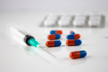 Beyaz arka planda hastalıklarla mücadelede kullanılan maddeler: İğne ve ilaç