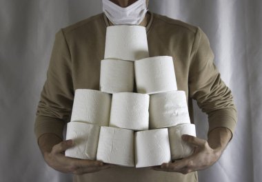 Dünyayı etkileyen korona virüsü yüzünden insanlar piyasalardaki tuvalet kağıtlarına saldırdı..