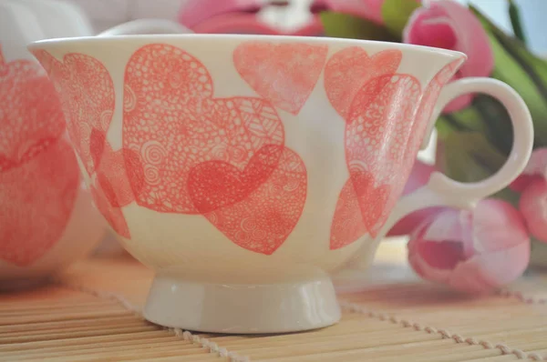 Taza Blanca Con Corazones Rosados Las Flores Fondo — Foto de Stock