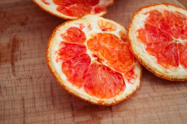 Dekorasyon için kurutulmuş portakal kabukları.