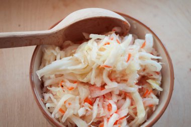 Lahana turşusu. Sağlıklı yiyecekler. Dokunulmazlığı yemekle arttırıyoruz. Beslenme düzeni. C Vitamini Yüksek Yiyecekler.