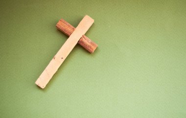 Yeşil arka planda ahşap haç, Paskalya günü, dünya duası günü, uluslararası dua günü