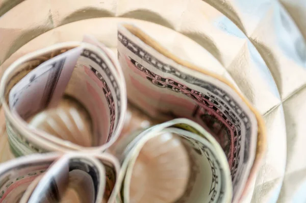 Bira bardağının dibindeki para. Finansal kriz. Bağlanmak için en altta. İş kayıpları.