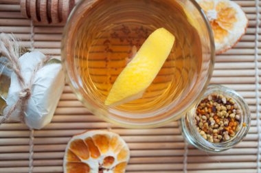 Limonlu ve ballı çay. Polenle bağışıklığı arttır. Ev tedavisi.