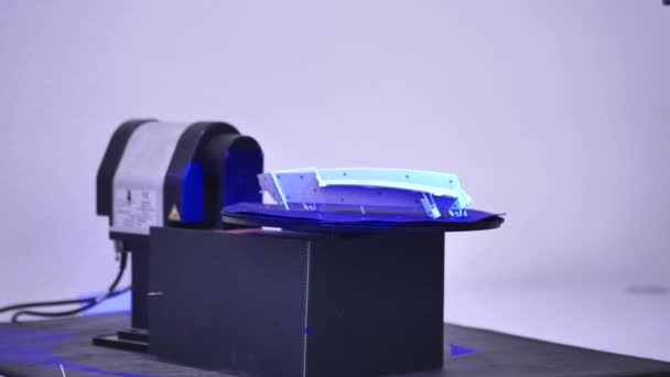 Инженер Качеству Сканирует Пластиковое Литье Профессиональном Сканере Помощью Проигрывателя Инженерное — стоковое видео