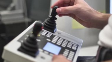Profesyonel Kalite Mühendisi, Denetleyici ve Denetleyici tarafından Modern 3d Ölçüm Makinesi Tam Otomatik Cnc 'yi kontrol eder