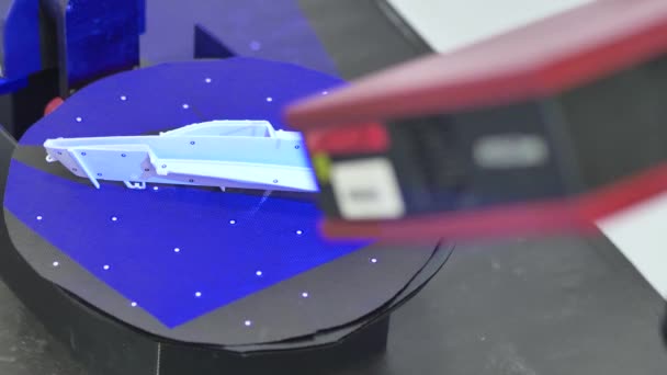 Scanner 3D professionale che esegue la scansione di un oggetto industriale posizionato su un giradischi, movimento rotante, concetto di sviluppo — Video Stock