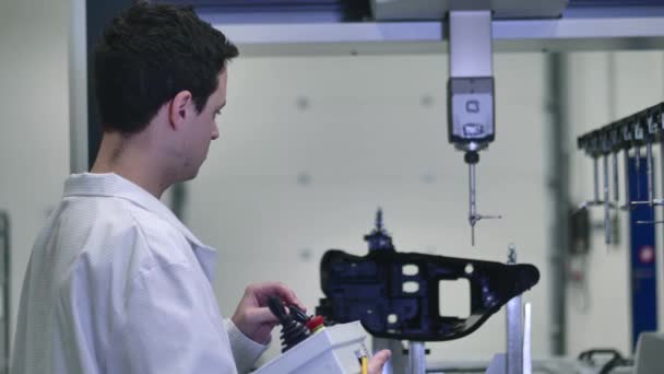 Ingeniero de calidad sonriente controla la máquina de medición 3D profesional CNC automático, inspección, medición de la dimensión — Vídeos de Stock