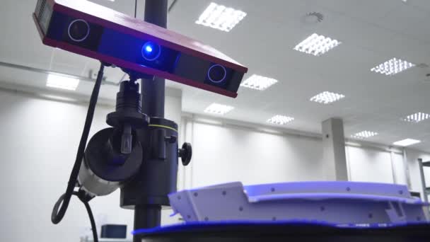 Scanner 3D professionale che esegue la scansione di un pezzo industriale posizionato su un giradischi, dal basso, movimento rotante, sviluppo — Video Stock