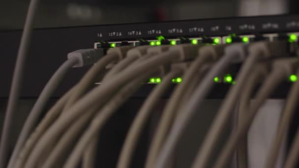 Close-up netwerkserverruimte voor servers Krachtige computers of digitale communicatie en internet — Stockvideo
