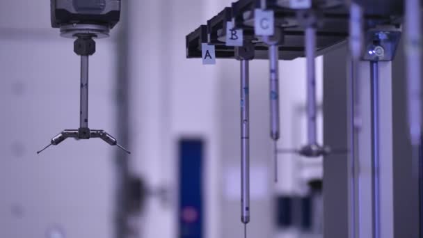 Máquina de medición 3D profesional, primer plano de cambio de herramienta totalmente automático, medición CNC — Vídeos de Stock