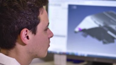 Masaüstü Bilgisayarında Çalışan Profesyonel Tasarım Mühendisi, Otomotiv için 3d Plastik Bileşenli Ekran Gösterimi