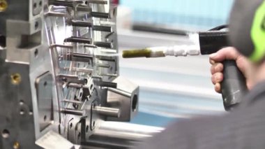 Otomotiv Fabrikasında Kuru Nitrojen Dondurma Silahı kullanılarak Yapım sırasında Plastik Enjeksiyon Küfünün Bakımı ve Bakımı