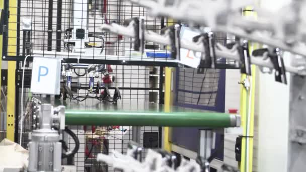 Automatic Plastic Injection Molding Machine Robotics Arm Inserts Plastic Component — стокове відео