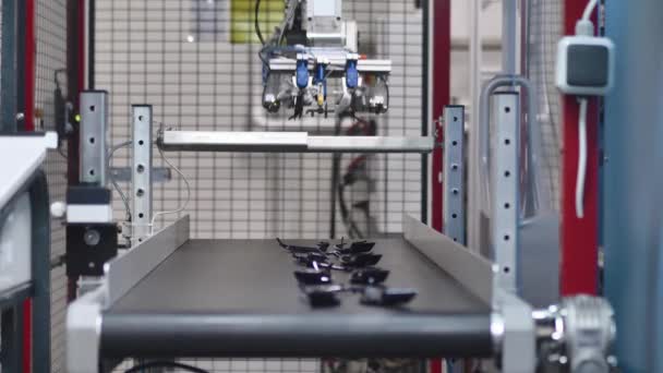 Automatische Plastic Injectie Vormen Machine Robotica Arm Inbrengt Plastic Component — Stockvideo