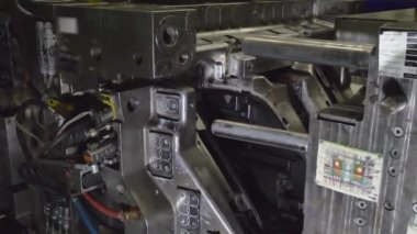 Otomatik Plastik Enjeksiyon Pervaz Makinesi, Robotik Kol Tamamlanmış farları Enjeksiyon Küfü 'nden çıkartır ve Otomotiv Fabrikası' ndaki Taşıyıcı Bant 'a koyar