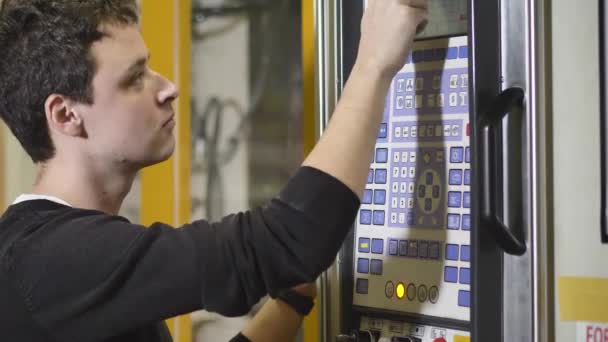 Trabalhador Produção Máquina Ajuste Ajusta Máquina Moldagem Por Injeção Automática — Vídeo de Stock