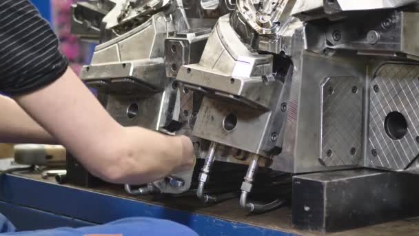 엔지니어 Cnc 자동차 공장에서 헤드램프 — 비디오