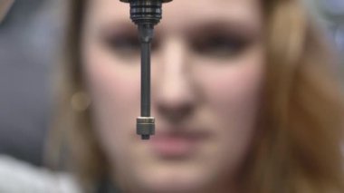 Montage Kadın İşlemci, Assembly Line Bileşenini vidalıyor, Kapat 