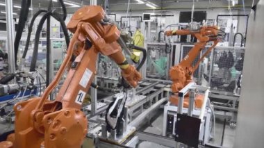 Otomotiv 'deki Otomatik Endüstriyel Robot Merkezi' nde Farların Yapışması