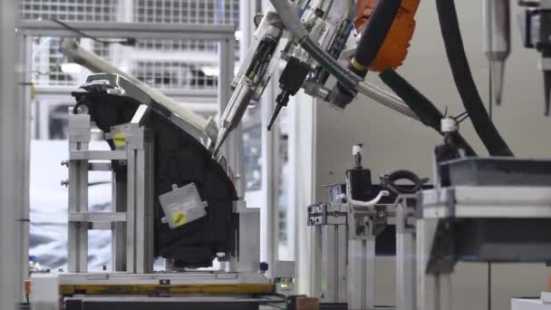 Verkleben von Scheinwerfern am automatisierten Industrieroboterarm, Robotic Center — Stockvideo