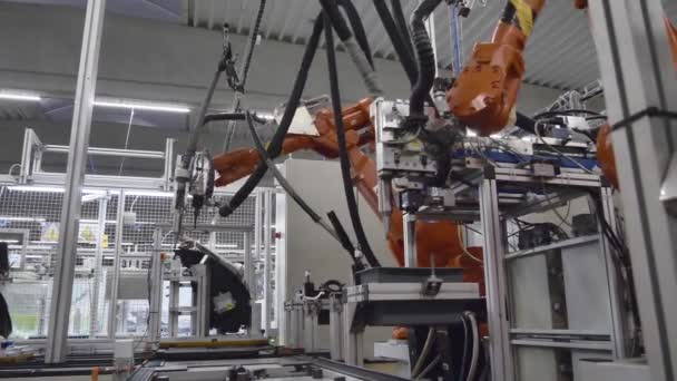 Produktion von Scheinwerfern auf automatisiertem Roboterzentrum, Roboterklebescheinwerfer — Stockvideo