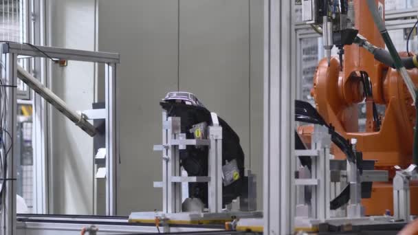 Produzione di Proiettori su Braccio Robotizzato Industriale Automatizzato, Fari Incollanti — Video Stock